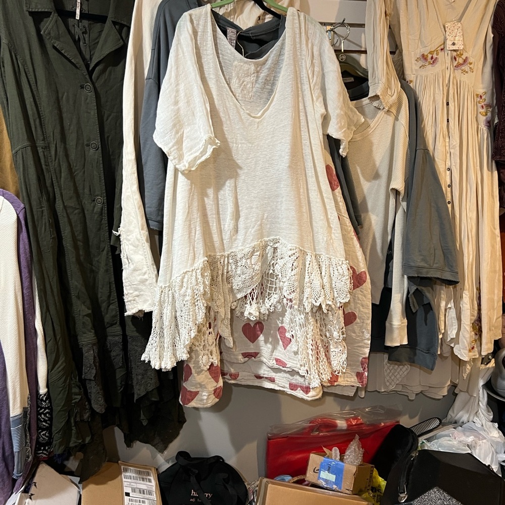 Magnolia pearl White linen Tunic with Lace Trim